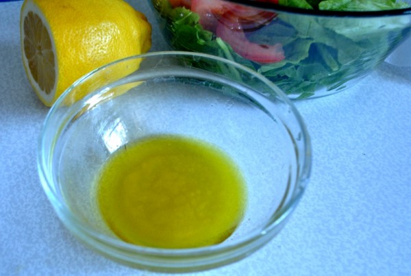 Классическая заправка для салатов из оливкового масла, сока лимона, черного молотого перца и соли